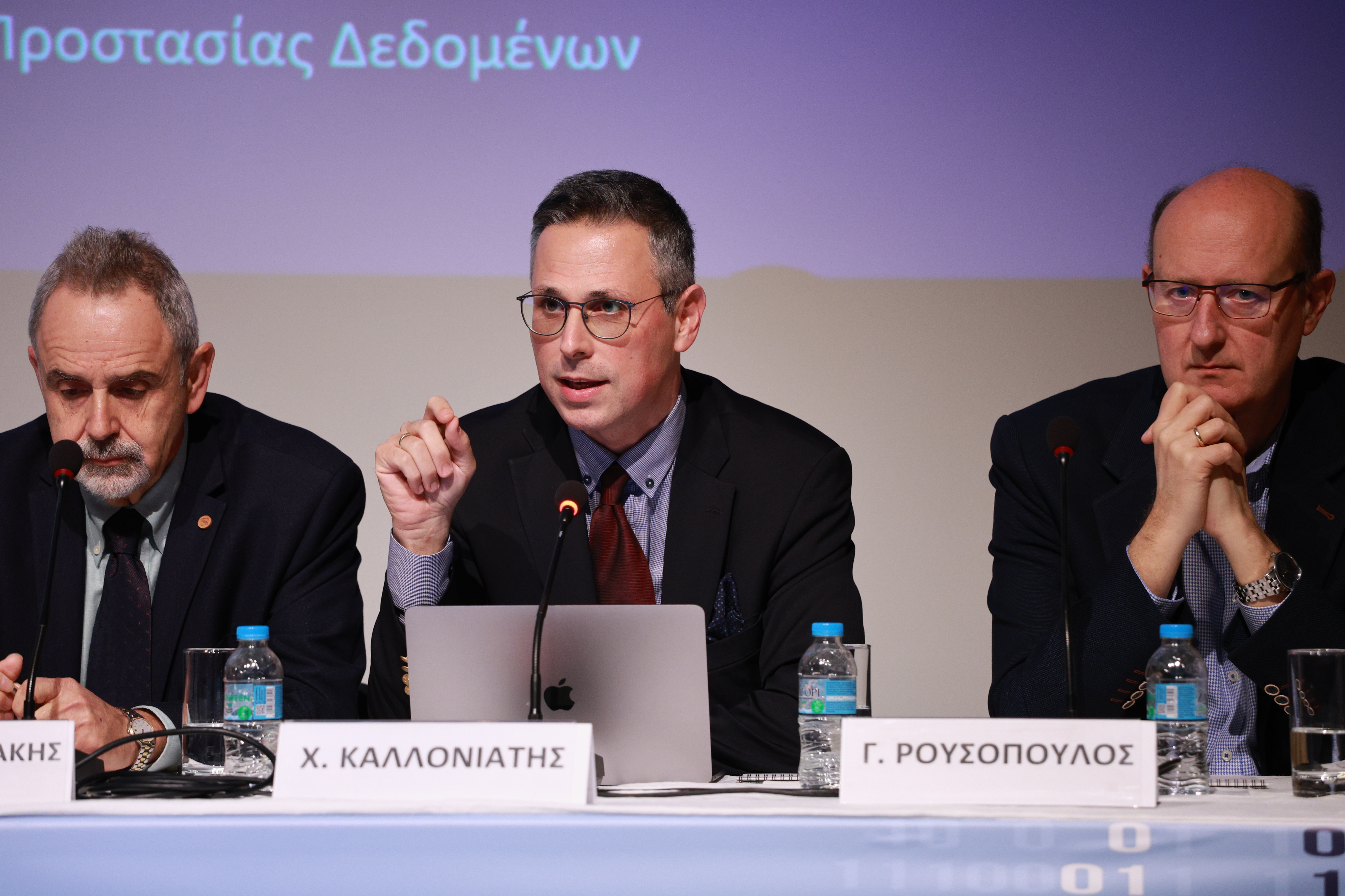 Το μέλος της Αρχής Χρήστος Καλλονιάτης, Καθηγητής Τμήματος Πολιτισμικής Τεχνολογίας και Επικοινωνίας του Πανεπιστημίου Αιγαίου