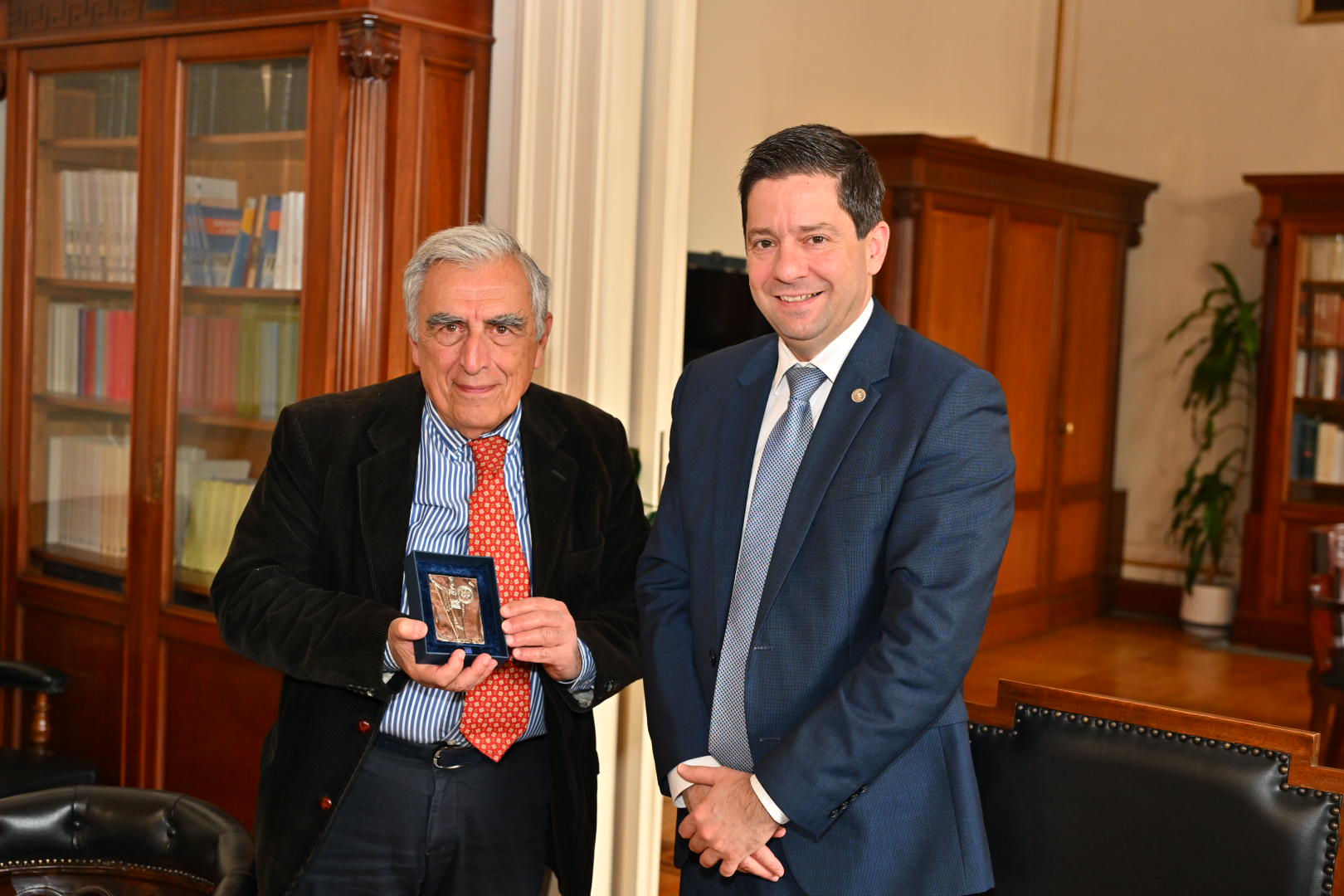 Πρύτανης του Πανεπιστημίου Αθηνών, καθηγητής Γεράσιμος Σιάσος, και ο Πρόεδρος της Ανεξάρτητης Αρχής Κωνσταντίνος Μενουδάκος